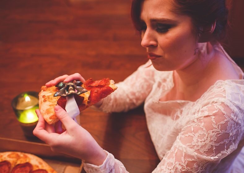 Cele mai BIZARE „cupluri” EVER. Cum să te măriţi cu o… PIZZA?