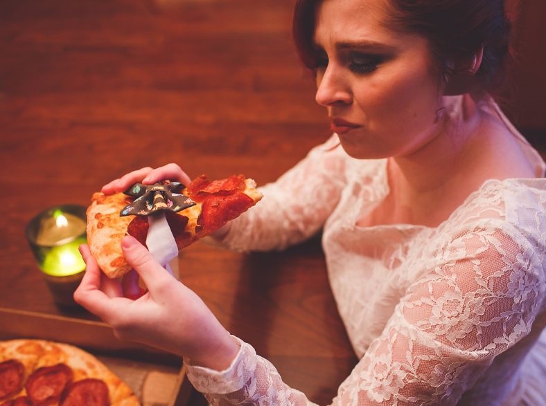 Cele mai BIZARE „cupluri EVER. Cum să te măriţi cu o… PIZZA?