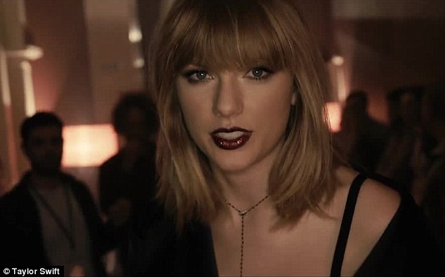 VIDEO: Taylor Swift a lansat un nou trend în materie de make-up. Ţi-ai face buzele aşa?