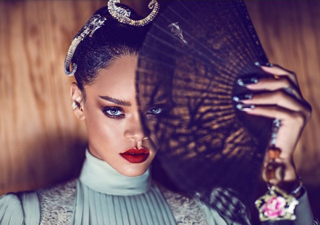 FOTO: Rihanna s-a transformat COMPLET pentru coperta unei reviste. Ai fi recunoscut-o?