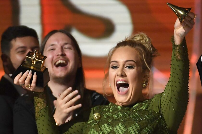 OMG! Adele și-a rupt pe jumătate trofeul Grammy. Vezi lista completă a câștigătorilor!