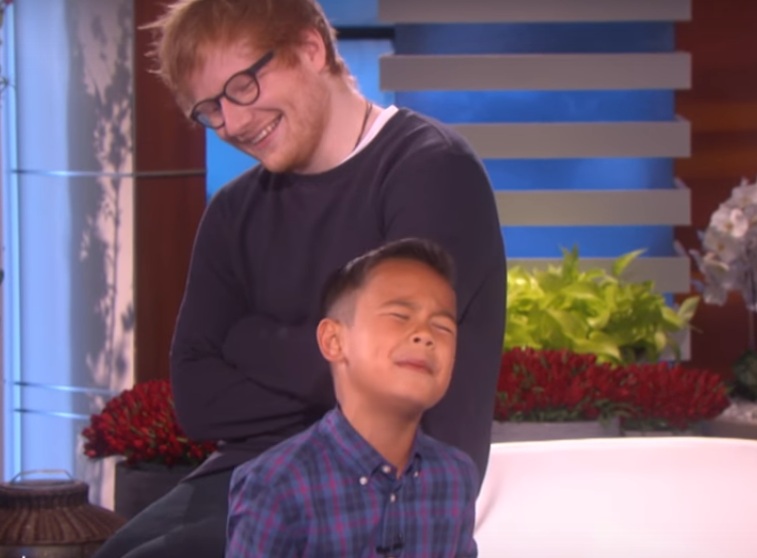 VIRAL: Un copil de 8 ani cântă piesa lui Ed Sheeran. Ce se întâmplă când artistul îi apare in spate