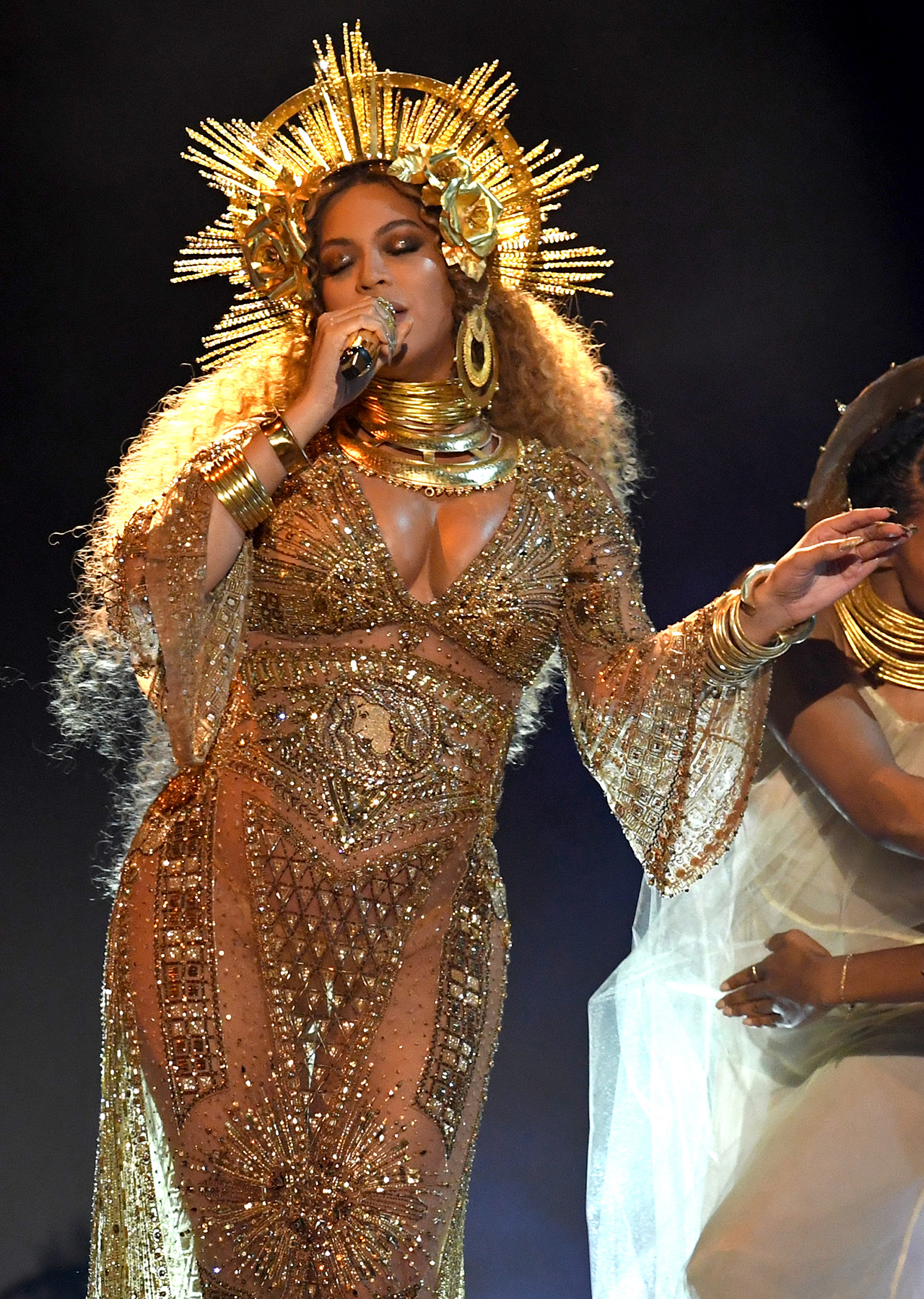 OMG! Câți oameni au lucrat la rochia purtată de Beyonce la Gala Grammy