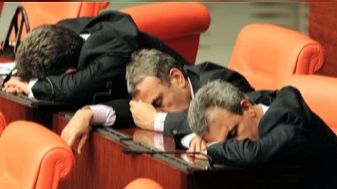 Ce ghinion! Un parlamentar a ajuns de râsul colegilor pentru că suferă de insomnii și nu poate ațipi la ședințe!