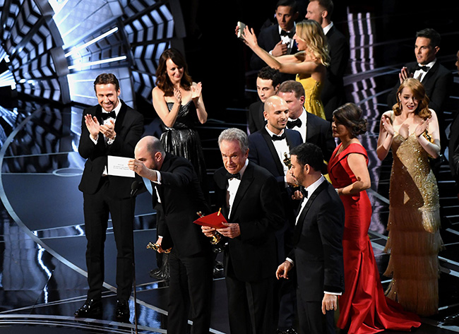 VIDEO: Cea mai mare GAFĂ din istoria Premiilor Oscar. Vezi și lista completă a câștigătorilor!