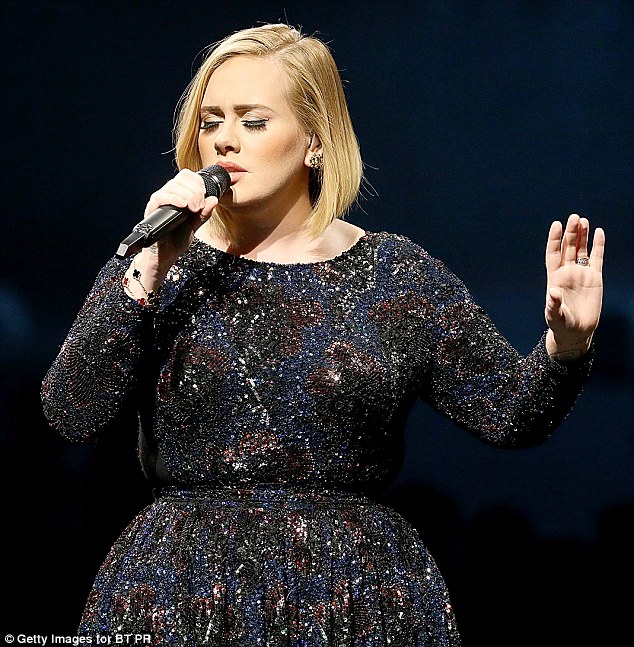OMG! Adele a INTERZIS artificiile la concertele sale. Uite de ce!