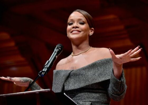FRUMI! Rihanna vrea să îşi reia studiile. Ştiai că a renunţat la şcoală la 15 ani?