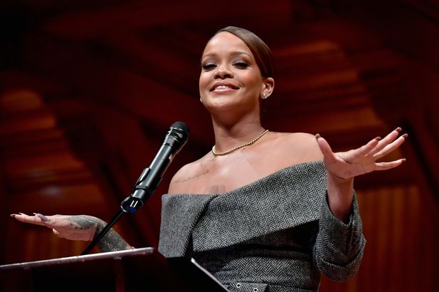 FRUMI! Rihanna vrea să îşi reia studiile. Ştiai că a renunţat la şcoală la 15 ani?