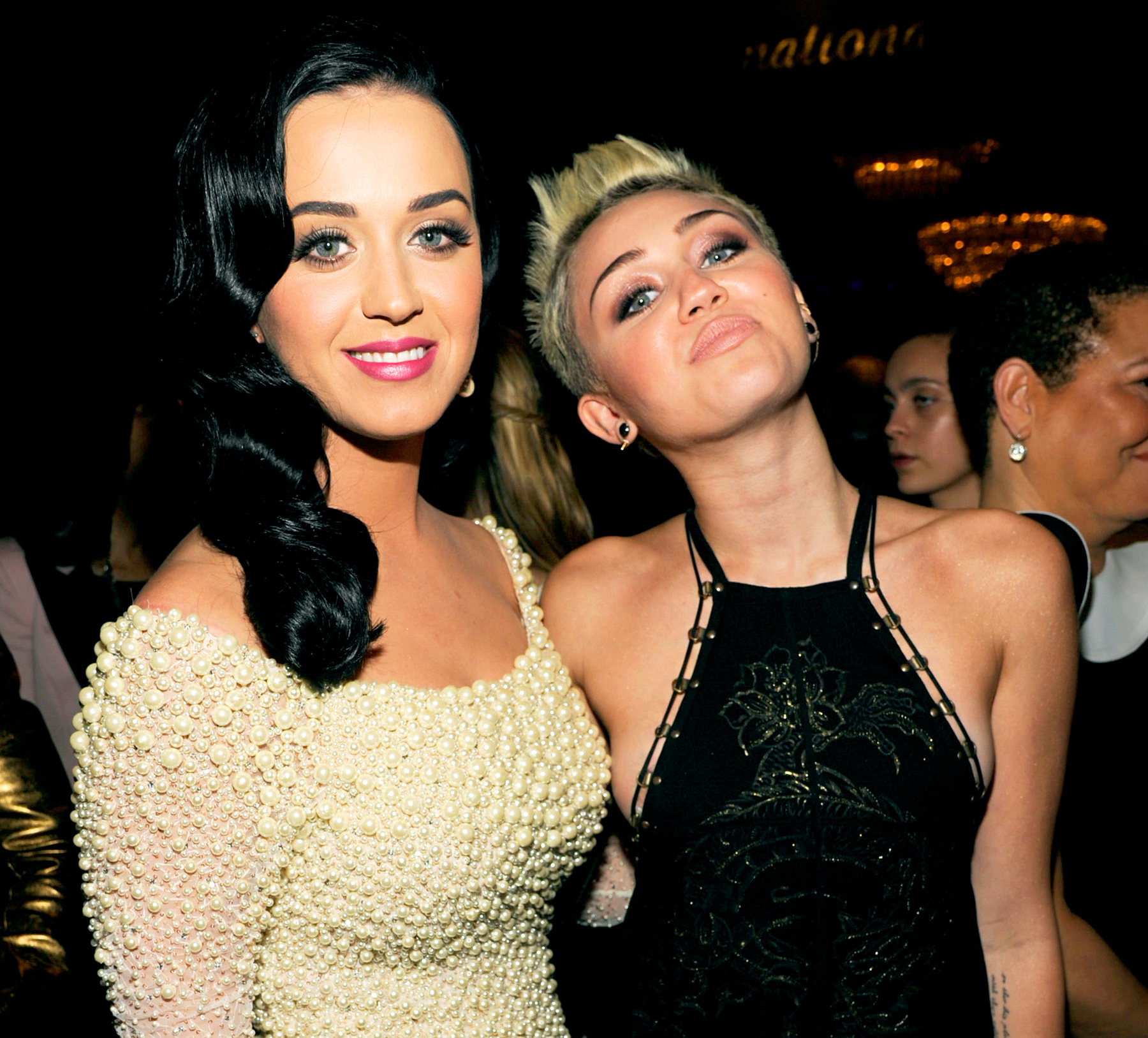 FOTO: Katy Perry s-a tuns ca Miley Cyrus. Cui îi stă mai bine?
