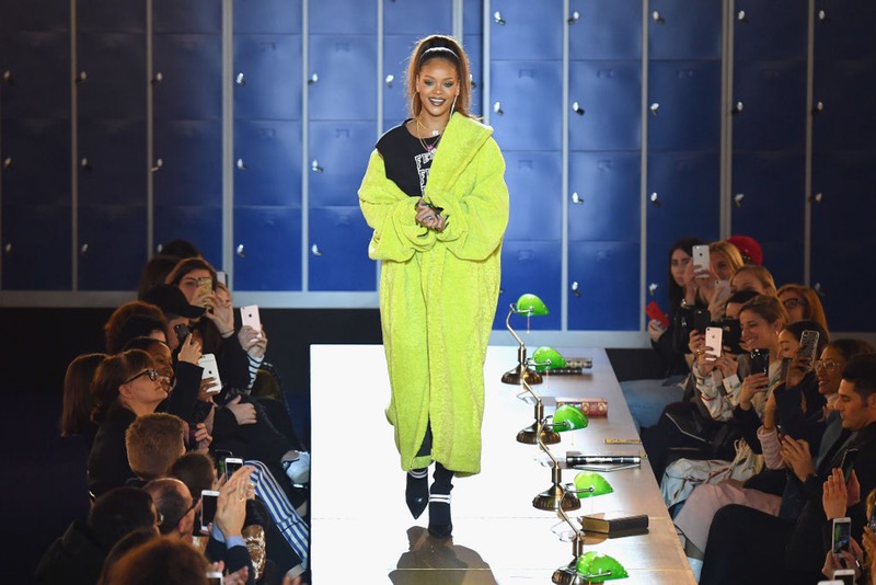 FOTO: Rihanna a lansat o colecție de haine pentru adolescenți. Ai purta așa ceva?