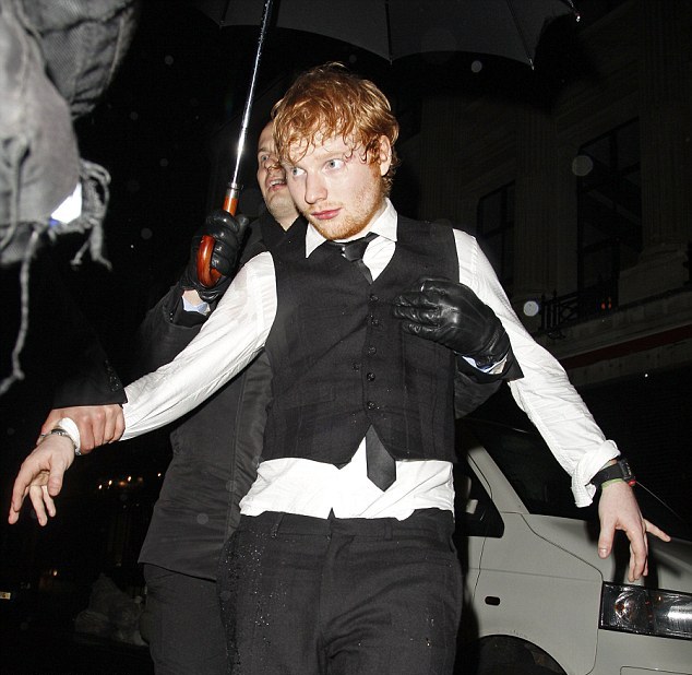 WTF! Ed Sheeran s-a îmbătat atât de tare, încât a dormit lângă niște șerpi veninoși