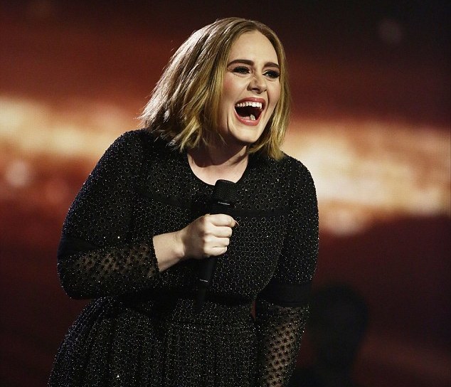 EPIC! Adele a oprit concertul ca să spună bancuri cu blonde