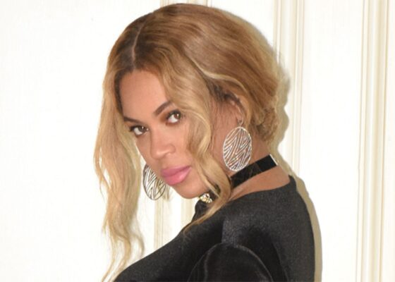 FOTO: Beyonce e HOT MAMA într-o rochie neagră de catifea