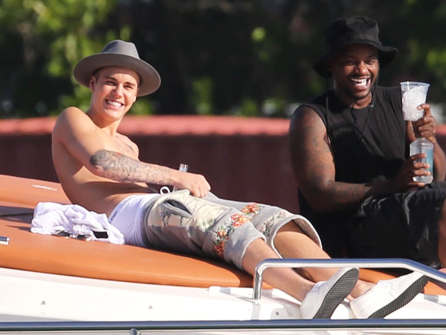 FOTO: Justin Bieber, combinat cu o femeie căsătorită? Au petrecut toată noaptea pe un yacht!
