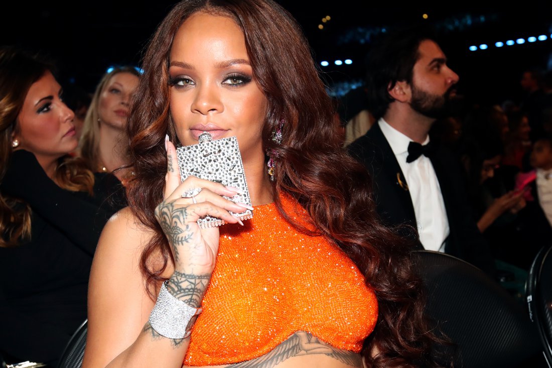 VIDEO: Așa reacționează Rihanna când vede la TV o scenă de sex cu ea