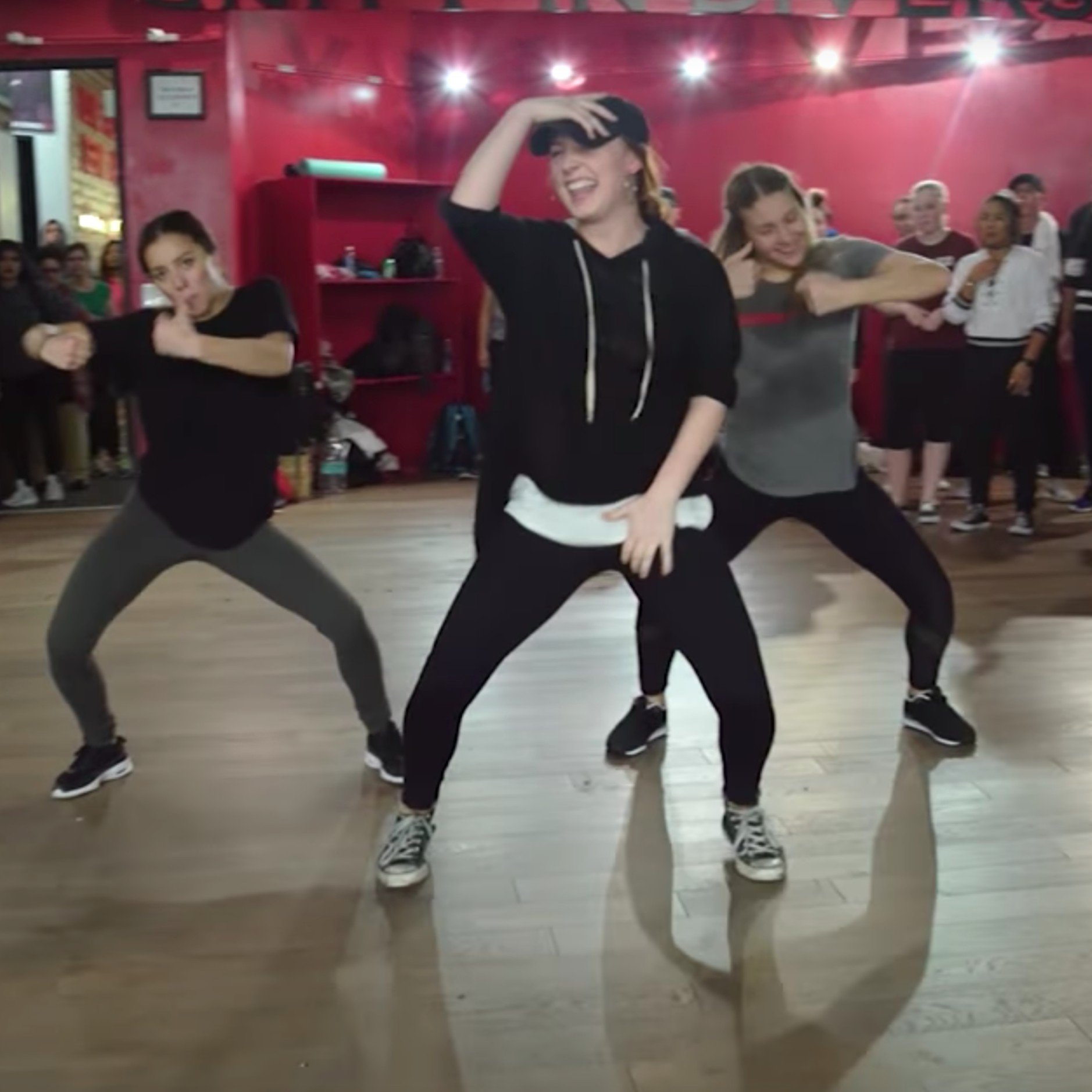 VIDEO: Învaţă să dansezi pe „Shape Of You” de la Ed Sheeran. Asta e cea mai BETON coregrafie