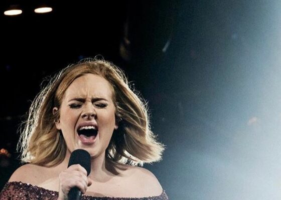 FOTO OMG | Adele e cea mai mare fană a ei. Niciun artist n-a mai făcut asta până acum
