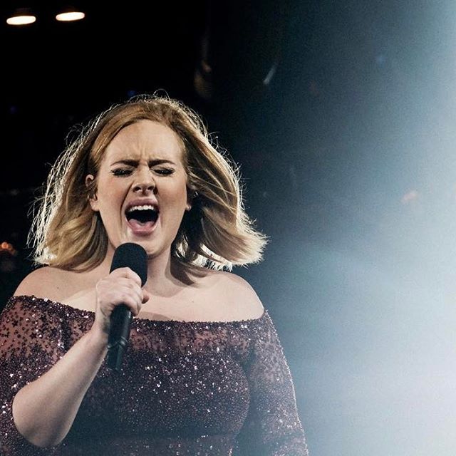 FOTO OMG | Adele e cea mai mare fană a ei. Niciun artist n-a mai făcut asta până acum