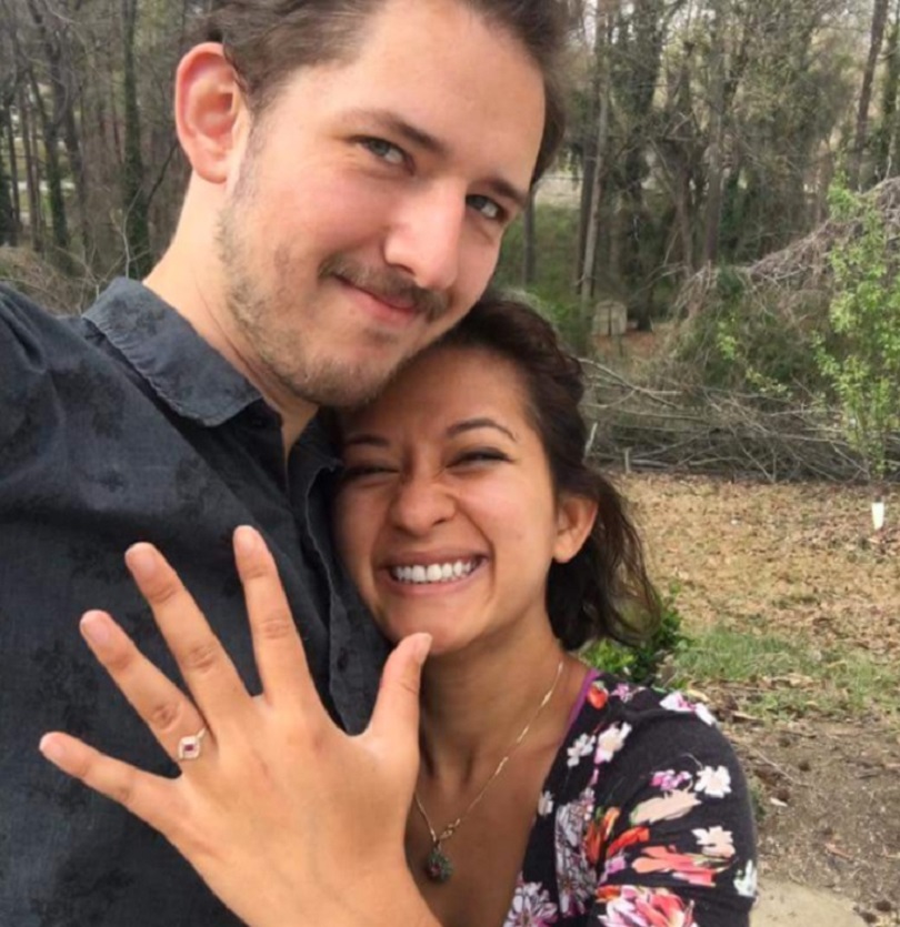 OMG! Un tip s-a logodit de cinci ori în câteva ore pentru LIKE-uri pe Facebook