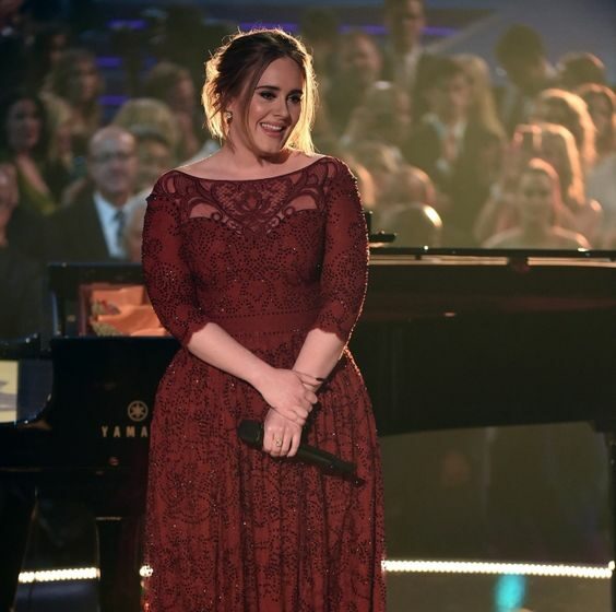 TOP 12 cele mai FRUMI ţinute ale lui Adele