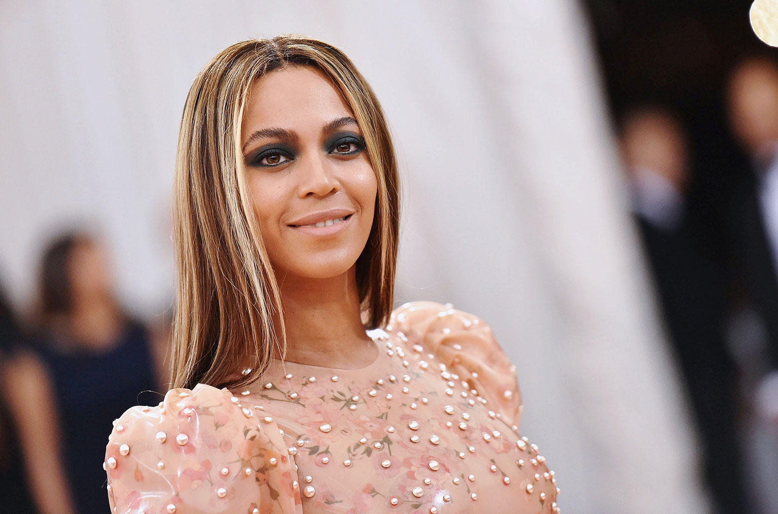 OMG! Tu știi câți bani câștigă Beyonce pentru O SINGURĂ fotografie postată pe Instagram?