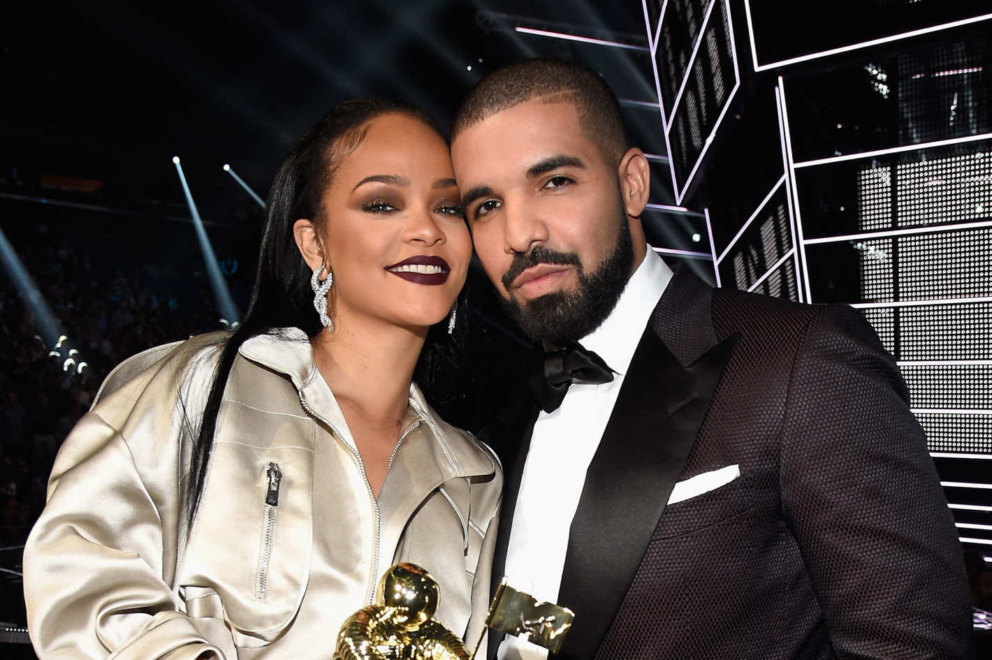 Rihanna și Drake au dat nas în nas la o petrecere. Uite cum au reacționat!