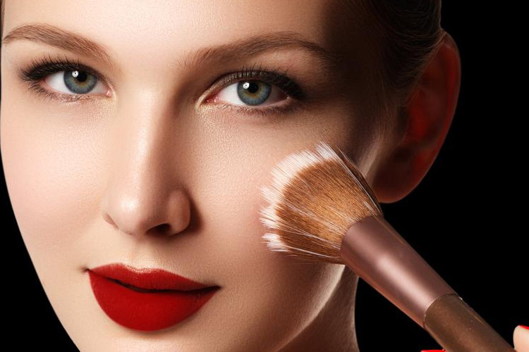 7 trucuri de makeup pe care orice tipă trebuie să le aplice