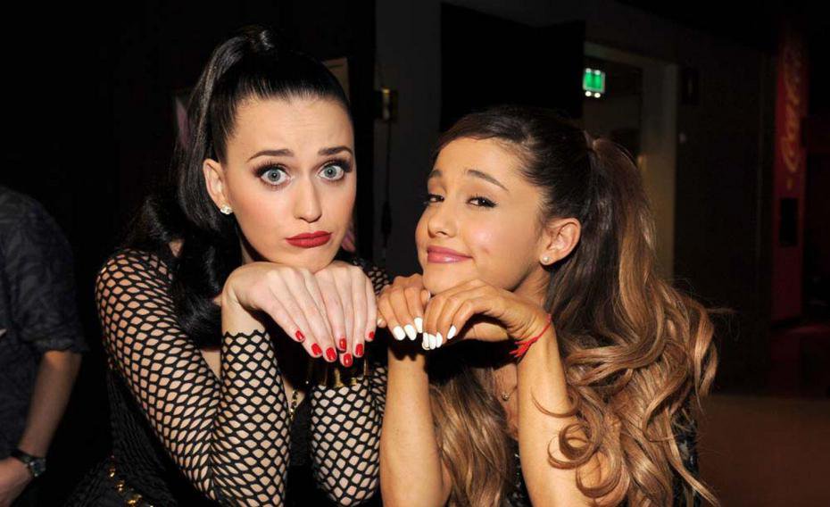 VIDEO: Katy Perry și Ariana Grande te învață cum să faci cea mai bună PLĂCINTĂ CU CIREȘE