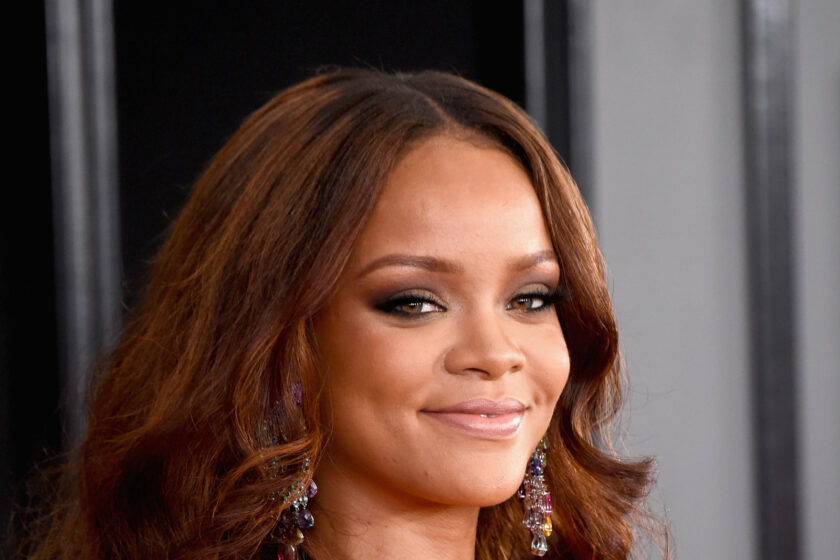FOTO: Rihanna și-a schimbat look-ul. S-a vopsit verde și are ȚEPI!