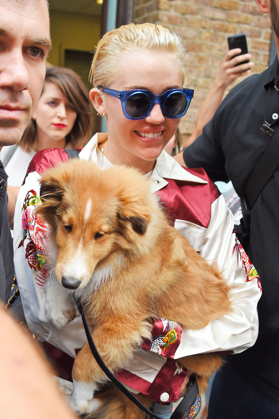 AWW! Miley Cyrus și-a făcut un tatuaj cu câinele ei și e SUPER CUTE!