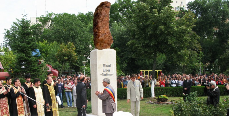 Moment solemn de 1 Mai! Primăria București a inaugurat statuia Micului Erou Culinar pe un soclu de grătar din marmură