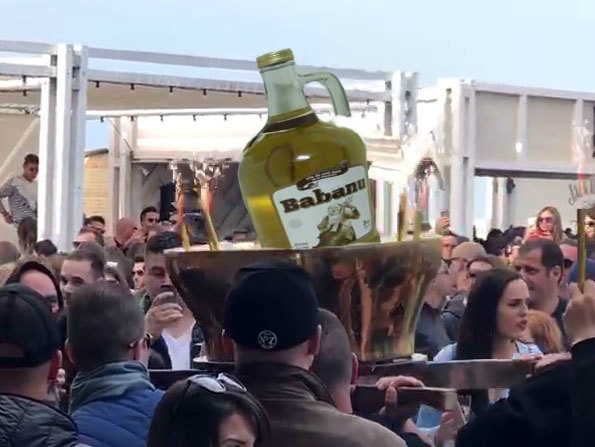 Aroganță de zile mari! Un vasluian cu dare de mână a comandat la petrecerea de 1 Mai o sticlă de colecție Babanu Rosé XXL Deluxe de 5 litri!
