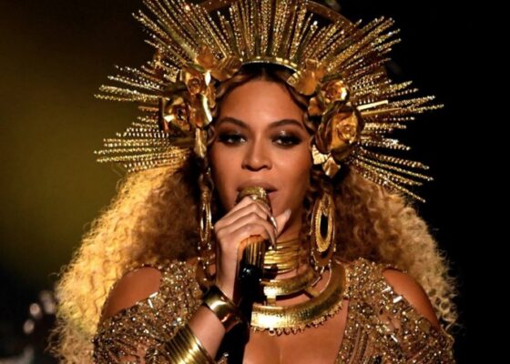 OMG! N-o să crezi cu cât s-a vândut un microfon de-al lui Beyonce! Suma e FABULOASĂ