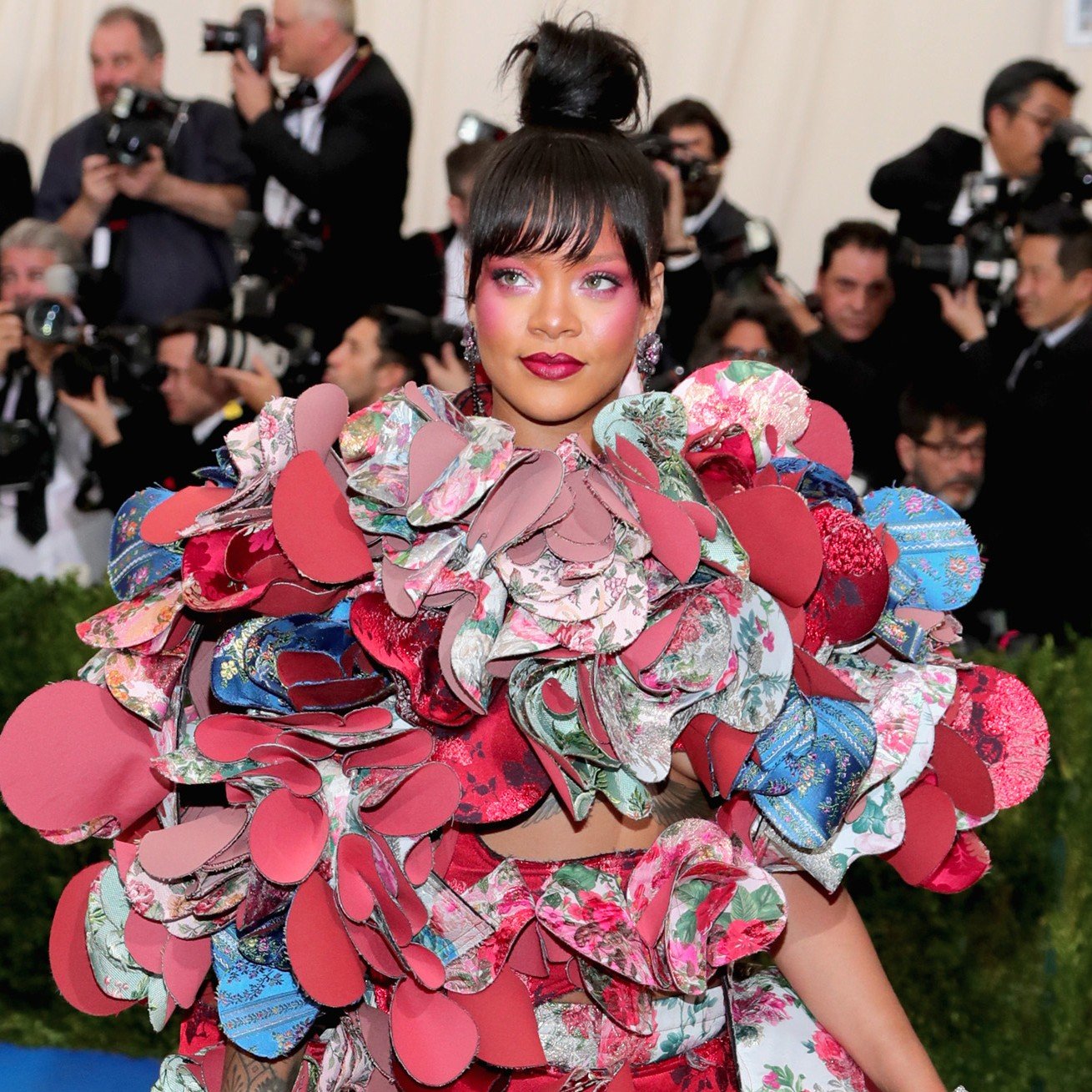 WTF! Rihanna a semănat cu un personaj din filmele de GROAZĂ la Met Gala