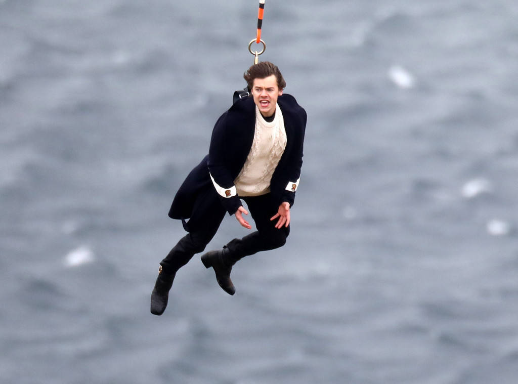 VIDEO: Harry Styles a lansat primul videoclip din cariera SOLO: „Sign of the Times”