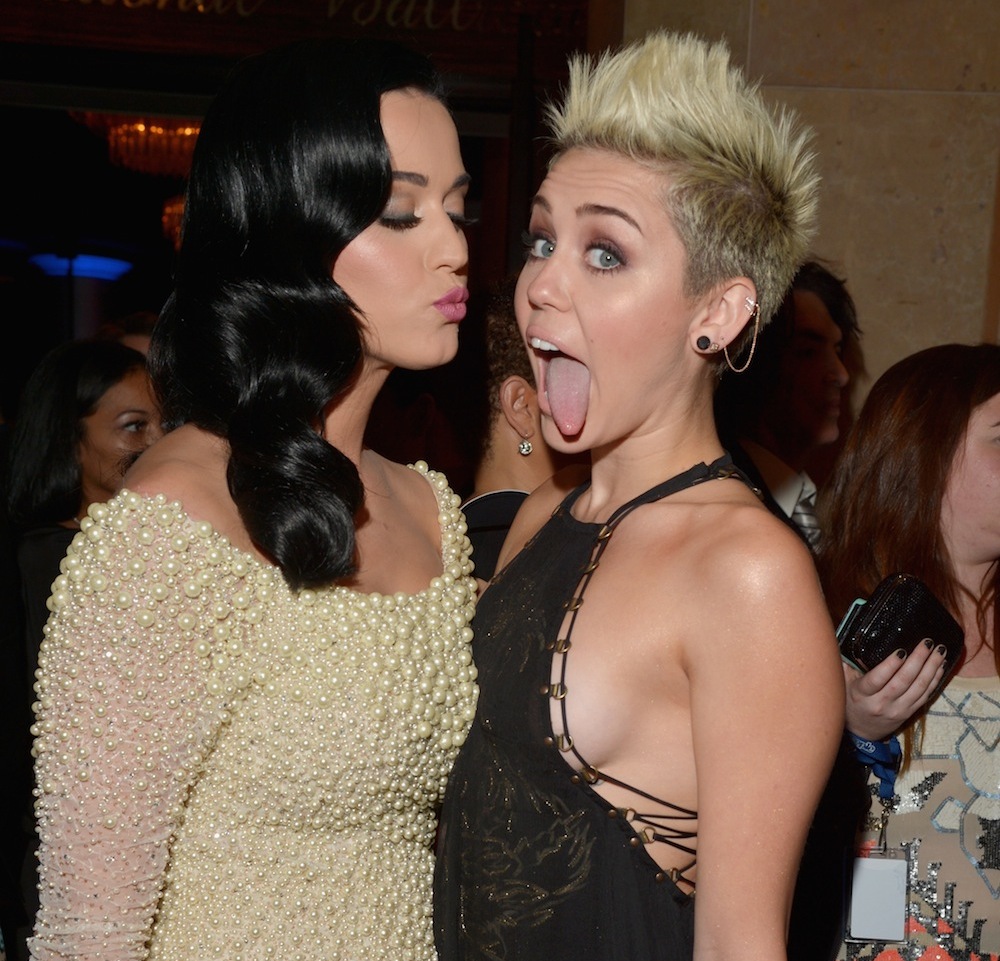 OMG! Miley Cyrus s-a sărutat cu Katy Perry. Miley era minoră când a ”corupt-o” Katy!