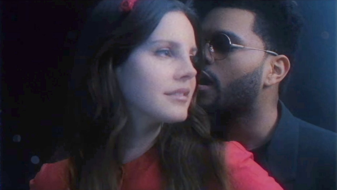 VIDEO: The Weeknd s-a apropiat suspect de mult de o altă cântăreață. Aproape că s-au sărutat!