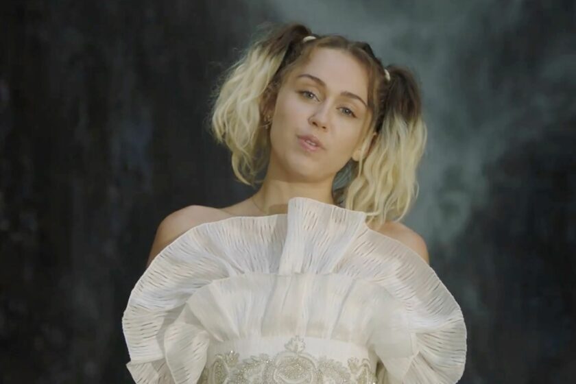 VIDEO LOL: Așa ar suna o melodie de la Miley Cyrus, dacă artista ar fi româncă!