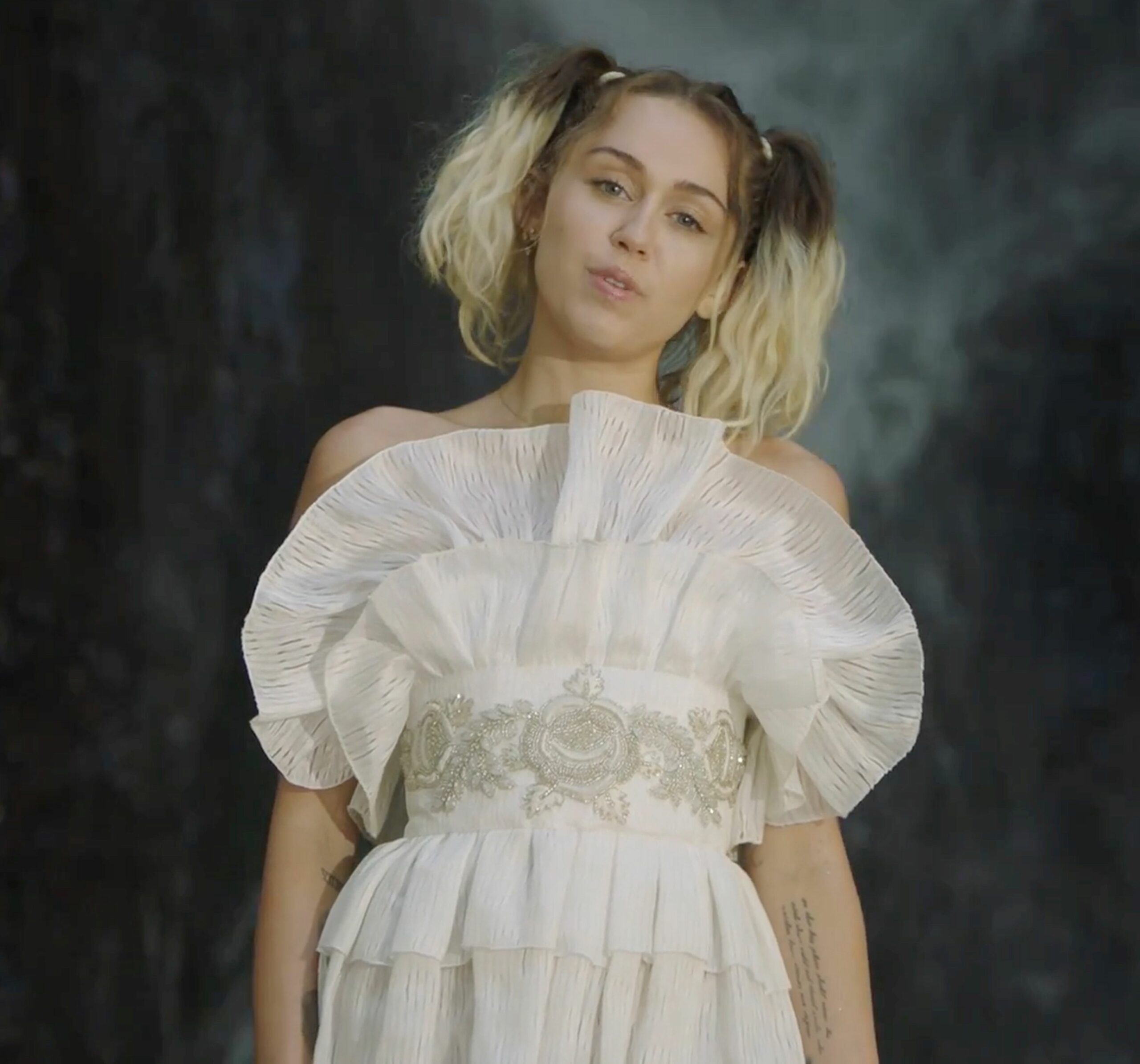 VIDEO LOL: Așa ar suna o melodie de la Miley Cyrus, dacă artista ar fi româncă!