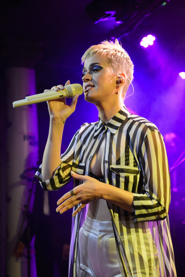 VIDEO: Katy Perry a plâns în timpul unui concert. Le aducea un omagiu victimelor de la Manchester