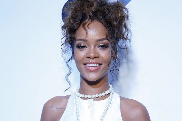 FOTO: Rihanna lansează o nouă colecție de șlapi de cauciuc. Ai purta așa ceva?