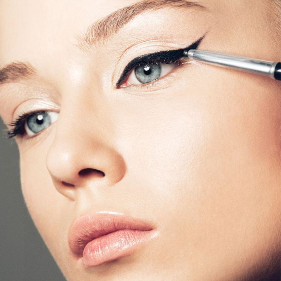 TUTORIAL. Cum să foloseşti eyeliner-ul în funcţie de forma ochilor