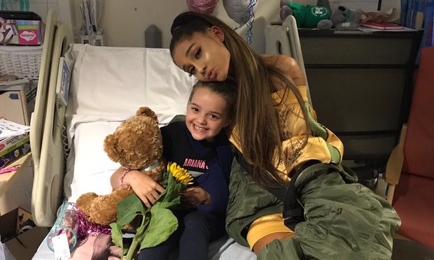 AWW! Ariana Grande s-a întors la Manchester și a făcut cel mai FRUMI gest pentru răniții atentatului din 22 mai