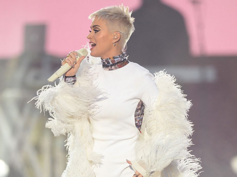 FOTO&VIDEO: Katy Perry a dus TRIBUTUL la un alt nivel. Uite ce rochie a purtat la concertul de la Manchester!