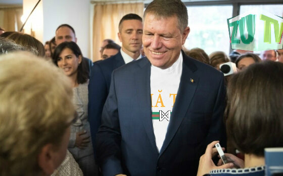 Fan Delia surpriză! Klaus Iohannis s-a prezentat la un dineu din cadrul vizitei oficiale în SUA cu un tricou cu MĂ-TA!