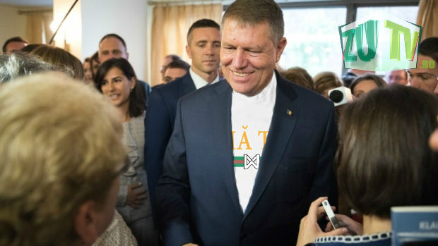 Fan Delia surpriză! Klaus Iohannis s-a prezentat la un dineu din cadrul vizitei oficiale în SUA cu un tricou cu MĂ-TA!