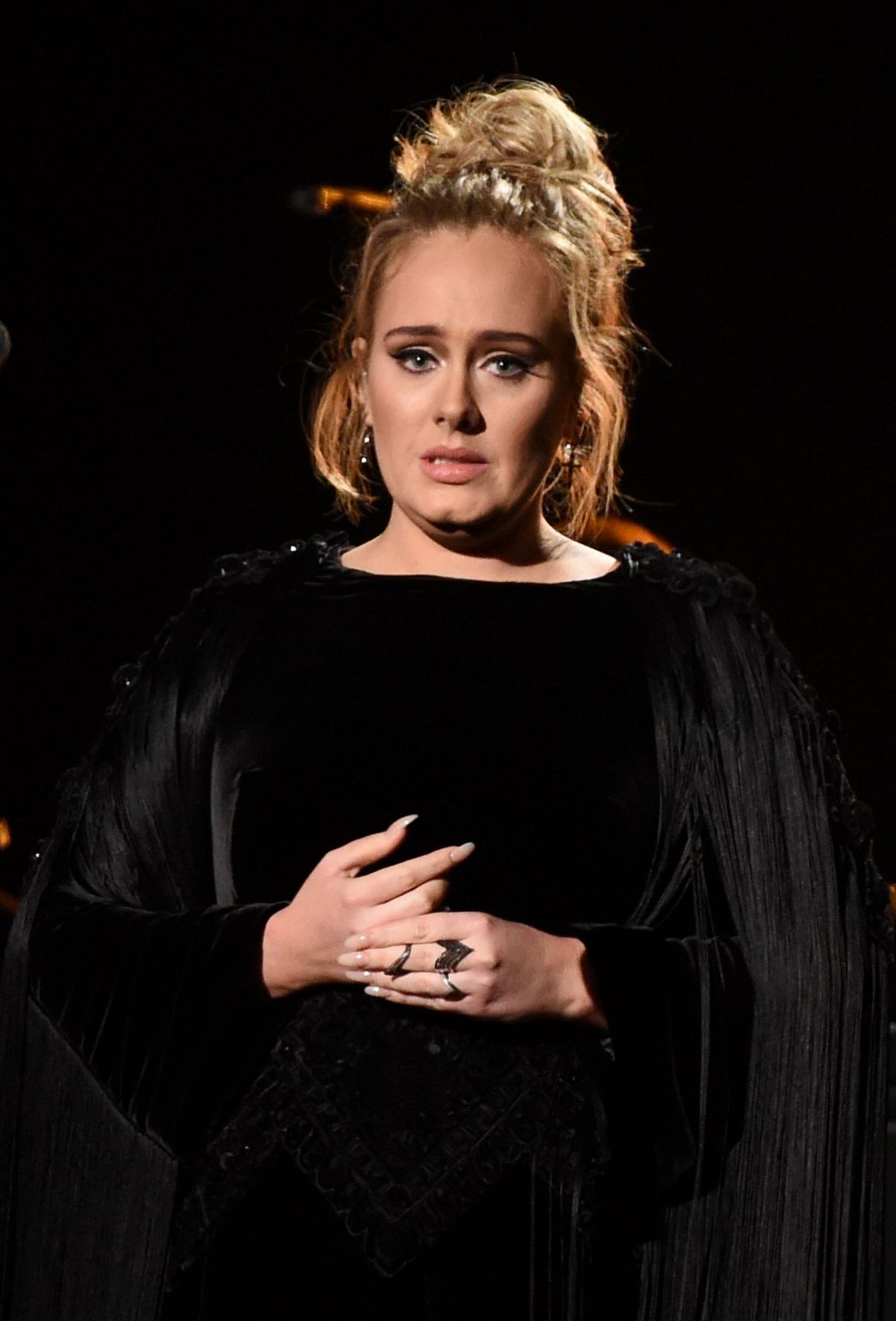 FOTO: Adele, copleșită de emoție! A mers în locul în care un turn de 24 de etaje din Londra a ars complet