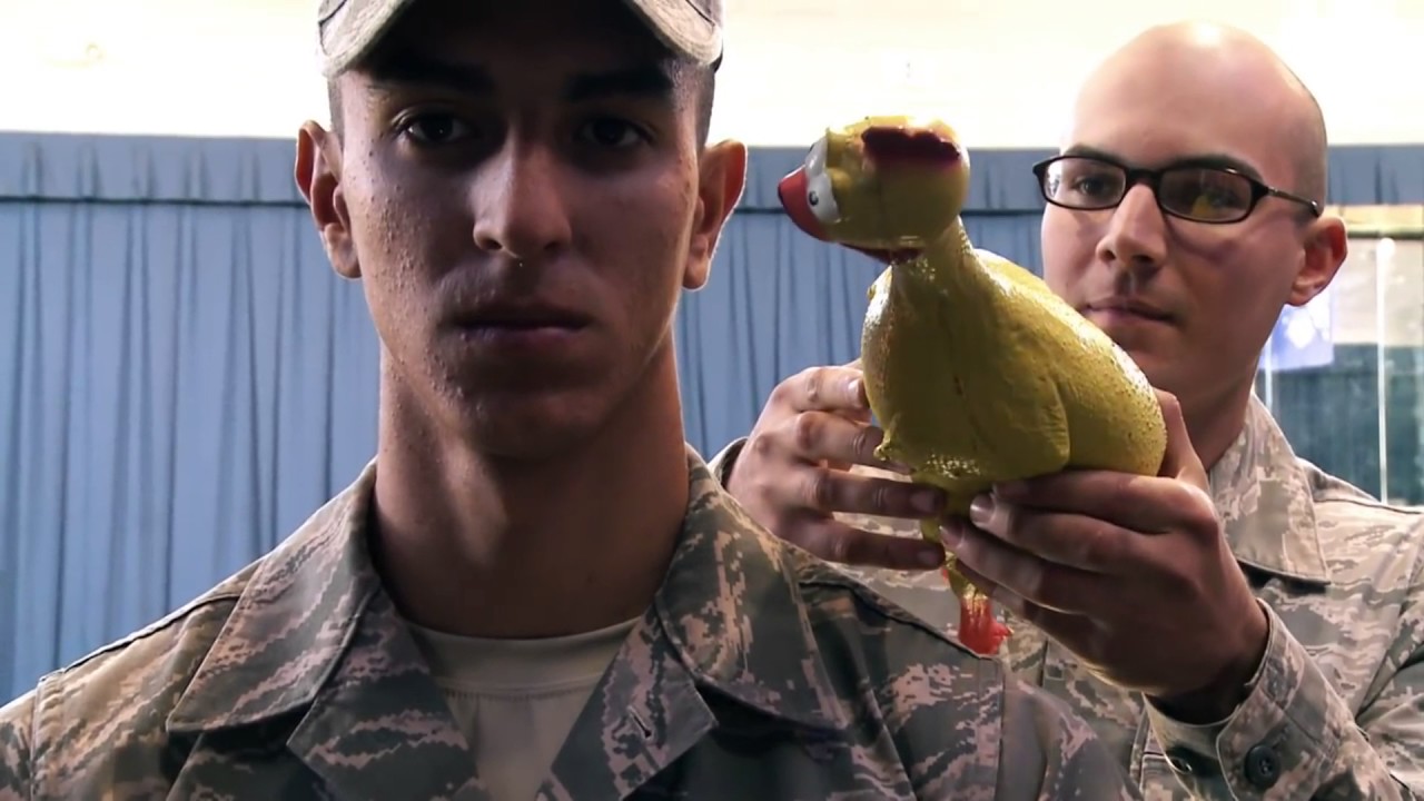 VIDEO LOL! ĂSTA e cel mai DUR test prin care trec militarii. Crezi că l-ai lua?