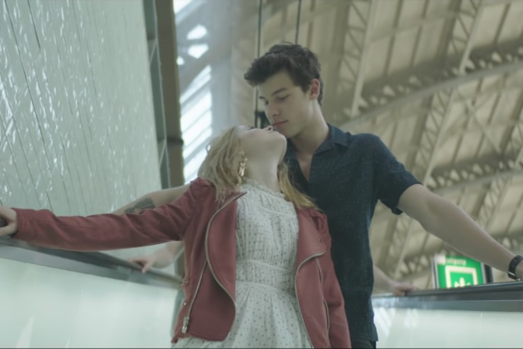 VIDEOCLIP NOU: Shawn Mendes – There’s Nothing Holdin’ Me Back
