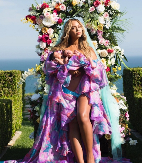 FOTO LOL: O mămică a refăcut poza lui Beyonce cu gemenii și toată lumea râde de ea